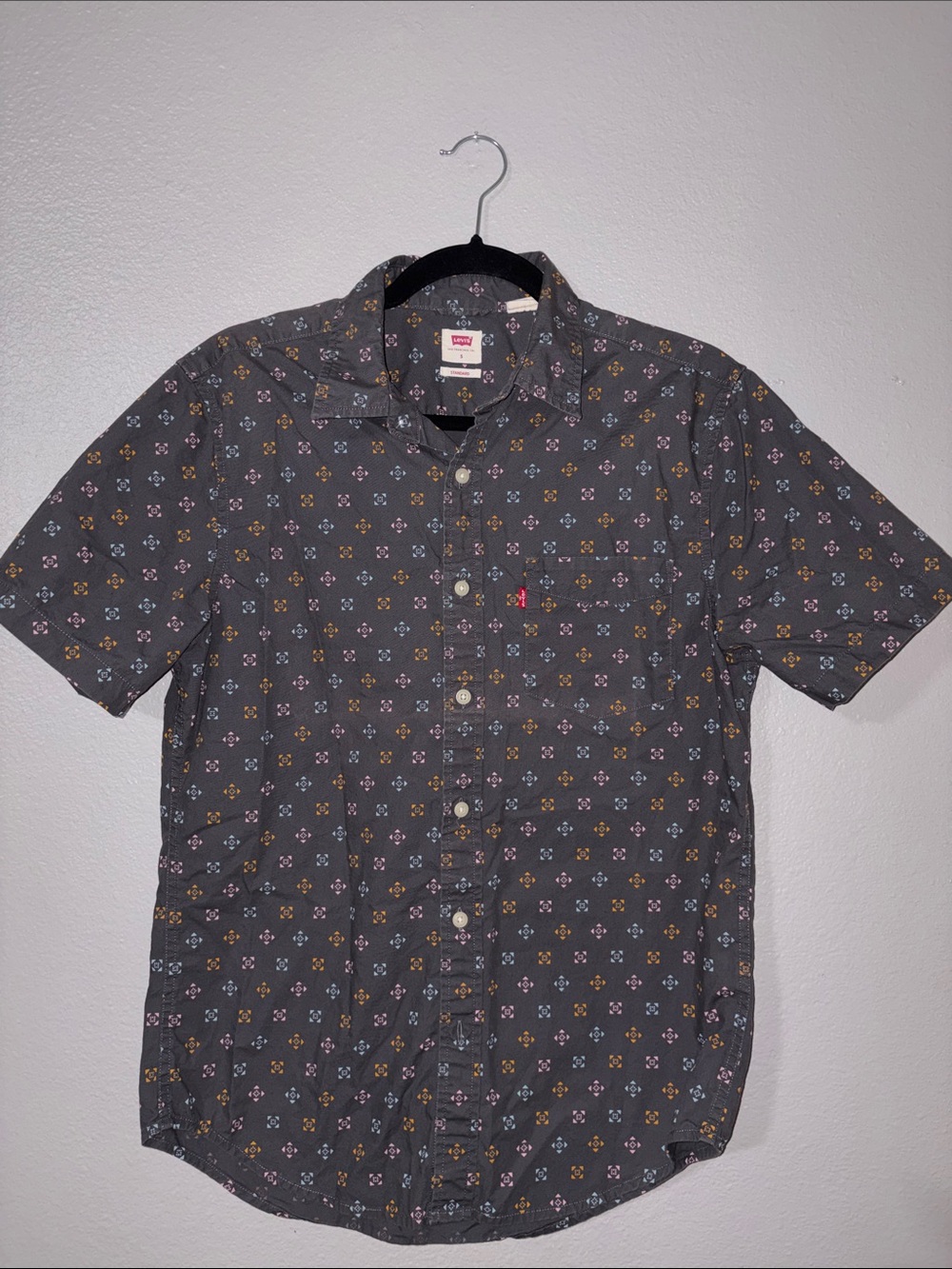 Levi's Men's Charcoal Short-Sleeve Button-Up Shirt with Multicolor Micro Print